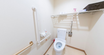 施設の手すり付きトイレ空間