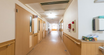 介護施設の明るい室内廊下