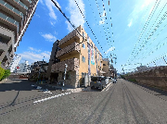 青空が映る外観