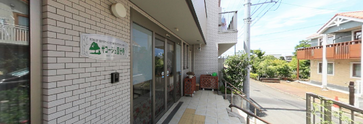 介護施設の外観と周囲
