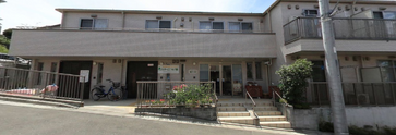 介護施設の外観と付近の街並み