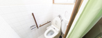 ケア施設のトイレと洗面所