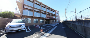快晴の介護施設と駐車場