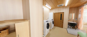 介護施設の明るい共用エリア