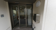 介護施設外観と職員入口
