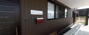 介護施設のエントランスと駐車場