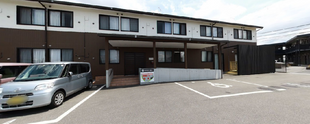 介護施設の外観と駐車スペース