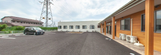 施設の外観と広い駐車場