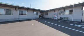 介護施設の外観と駐車スペース