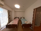 ベッドが並ぶ快適部屋