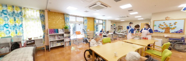介護施設の居住スペースと活動風景