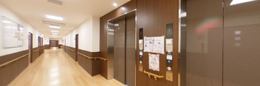 広々とした施設の内部廊下