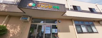 介護施設の外観と駐車場