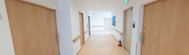 介護施設内の廊下と部屋の入口