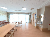 ゆとりのある介護施設の居間
