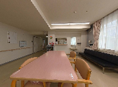 広々とした明るい部屋
