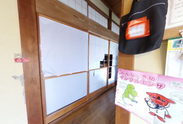 ケアホームの木製エントランス