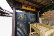 介護施設のエントランスと外観