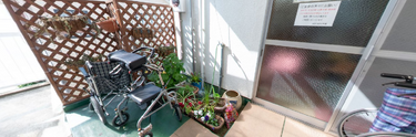 介護施設の屋外通路と出入口