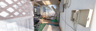 介護施設の通路と車椅子