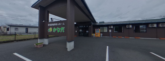 介護施設のエントランスと外観