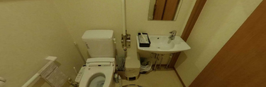 施設のトイレ内部の手すりあり