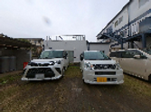 駐車場の車と施設