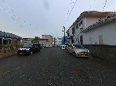左右に続く住宅街の道