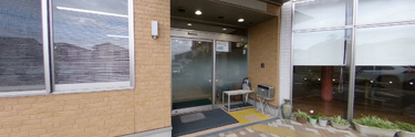 介護施設の入り口と周囲