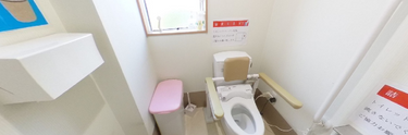 施設内の清潔なトイレのサンプル