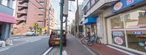 閑静な都市の商店街入口