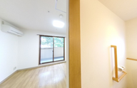 清潔で広々とした介護施設の部屋