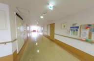 広くて明るい施設の通路