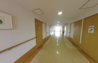 介護施設内の廊下と扉