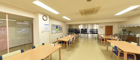 ケアホームの共用ダイニングエリア