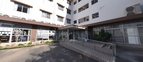 広々とした介護施設の駐車場