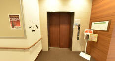 明るい介護施設の室内風景