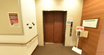 明るい介護施設の室内風景