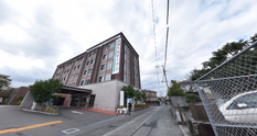 介護施設の建物と通り