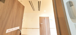 手すり付きのトイレ環境