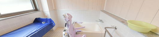清潔で整備されたケア浴室