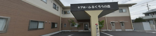 広々とした駐車場付き施設