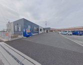 介護施設外観と駐車場