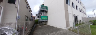 白い建物の介護施設外観