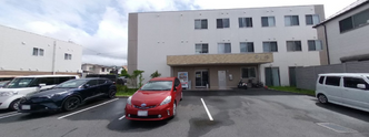 介護施設の建物と駐車場