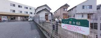 介護施設前の通りの景色