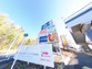 交差点と案内看板の風景