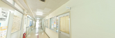 ケア施設の広々とした廊下