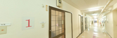 介護施設の廊下とエレベーター