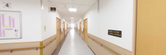 介護施設の内部通路と扉